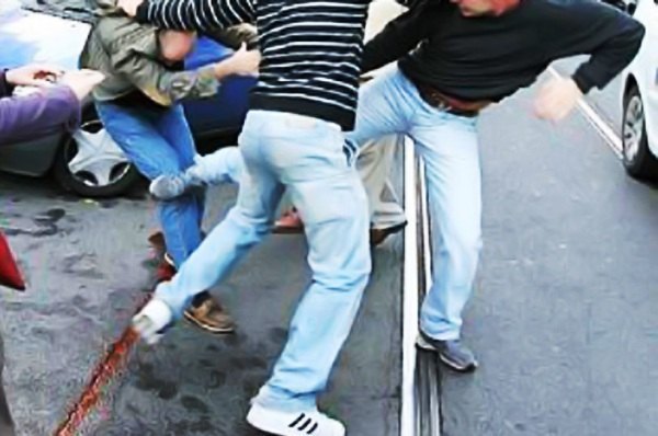 Sherr masiv me grushte e shishe birre kokës, ndalohen 4 të rinj shqiptarë dhe një italian