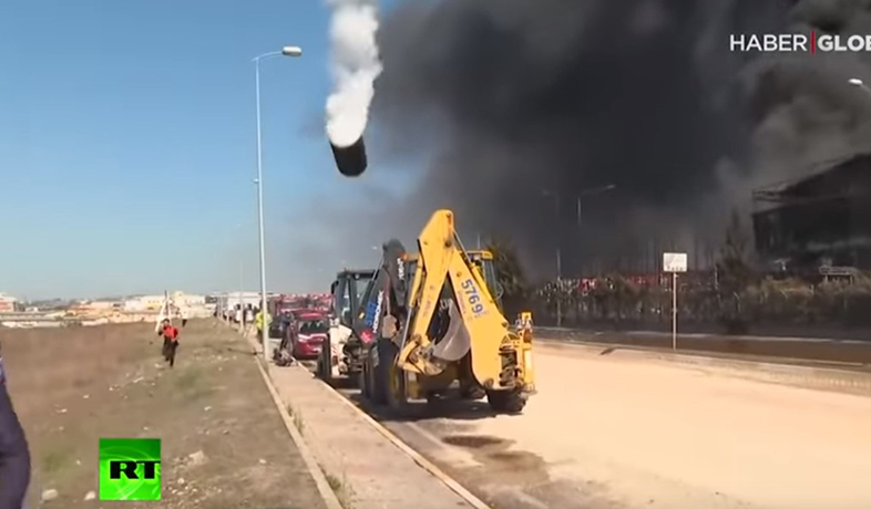 Shpërthim i frikshëm/ Serbatori shpërthen në ajër dhe bie mbi makinë (VIDEO)