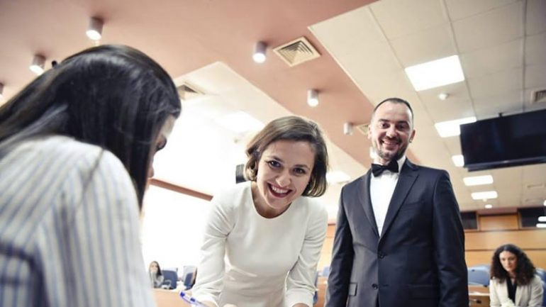 Sherr me grushte në TV, burri i ministres Besa Shahini godet zyrtarin e Vetëvendosjes