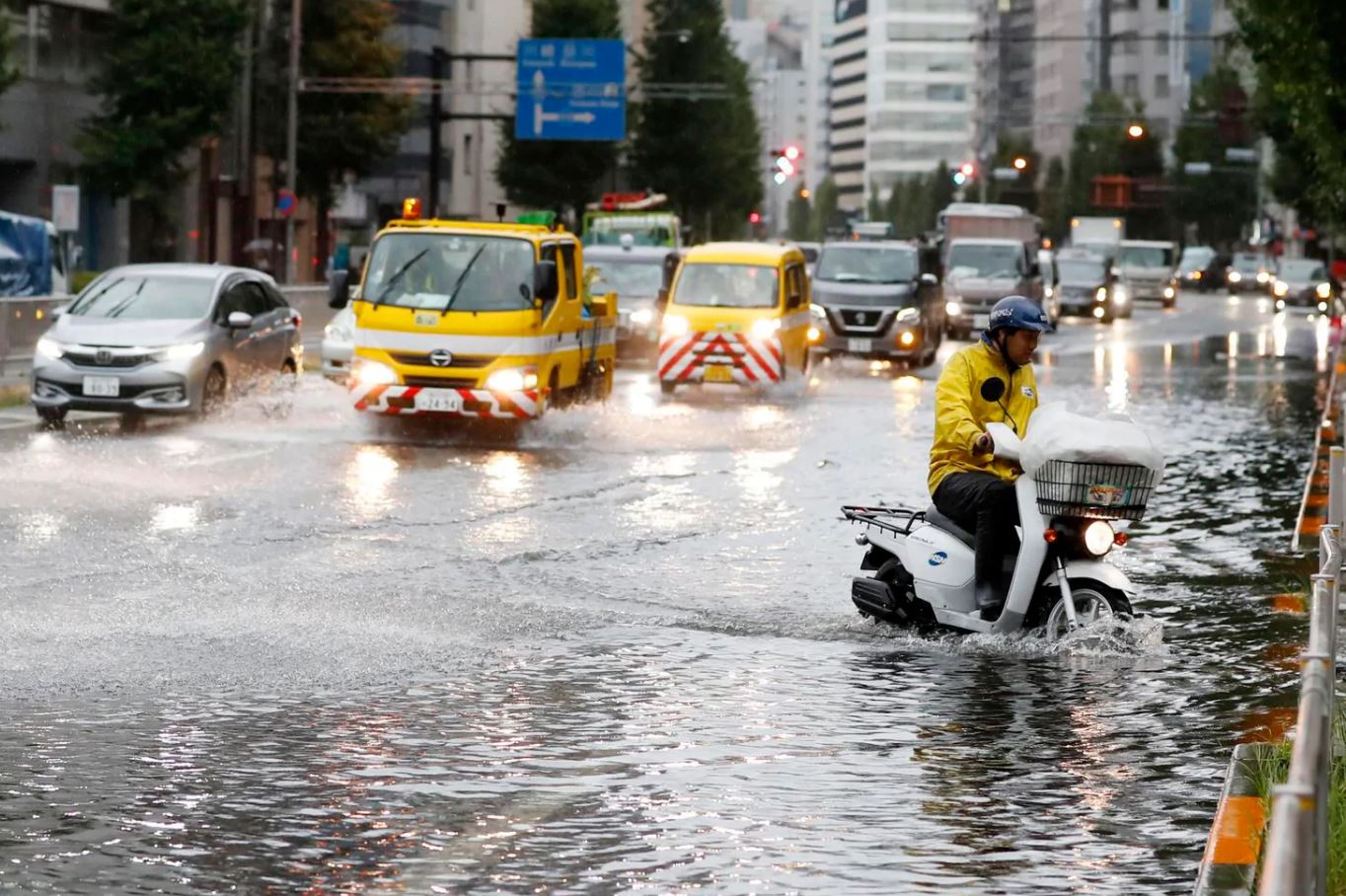 Stuhi e rrebeshe të fuqishme shiu, ka viktima