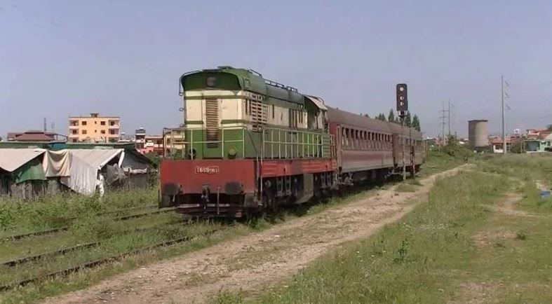 Treni përplas një person me motor