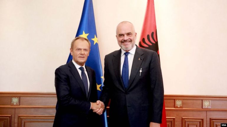 Zëri i Amerikës: Tusk takon Ramën, thotë se BE duhet të hapë negociatat me Shqipërinë