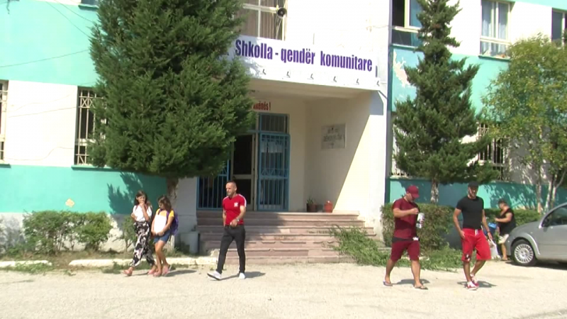 Durrës, shkolla “Demokracia” rrethuar nga ujërat e ndotura