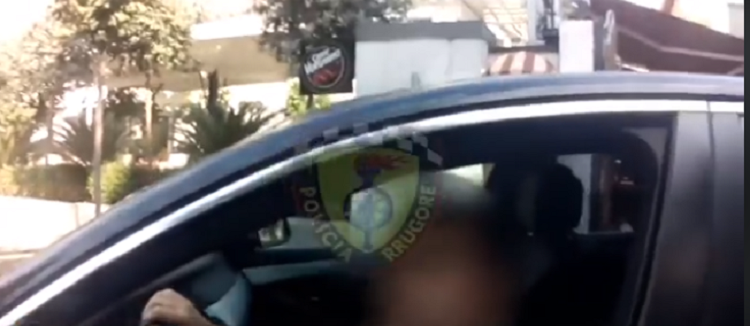 Aksion për makinat me xhama të zinj, procedohen 97 shoferë (VIDEO)