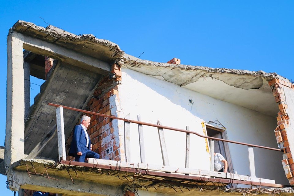 Më i prekuri nga tërmeti në Durrës, i shemben dy shtëpitë, e treta në ajër (FOTO)