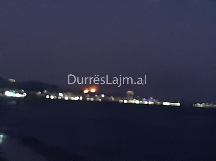 Zjarr i madh në Golem, duket nga bregdeti i Durrësit (FOTO)