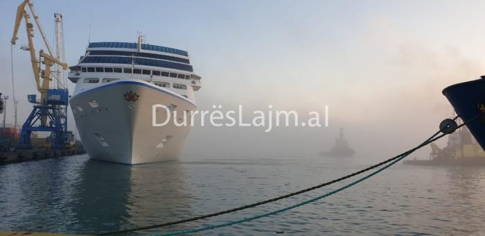 Mjegulla mbulon portin e Durrësit, mbërrijnë 670 turistë të huaj (VIDEO+FOTO)