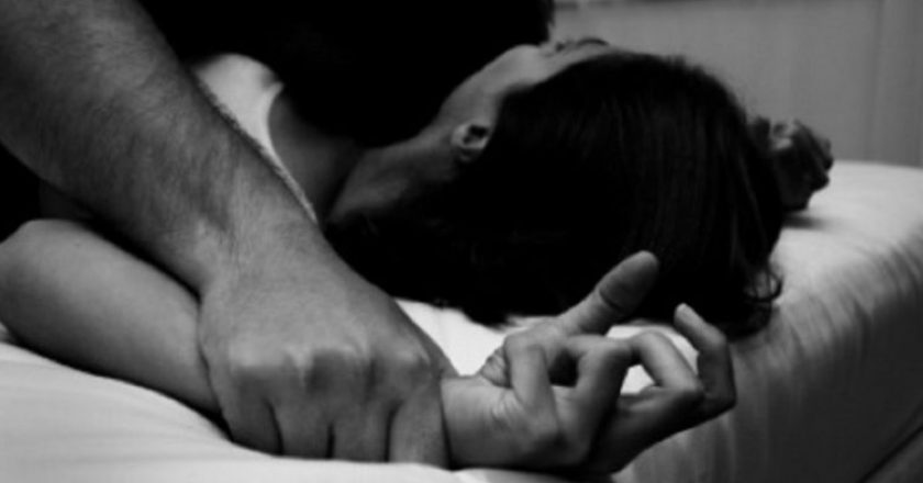 Tenton të përdhunojë 22-vjeçaren, arrestohet 36-vjeçari