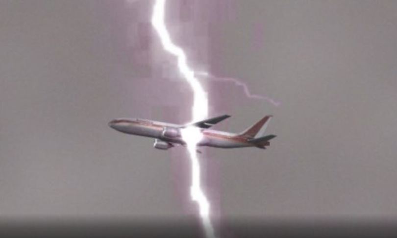 Rrufeja godet avionin, momente ankthi për pasagjerët