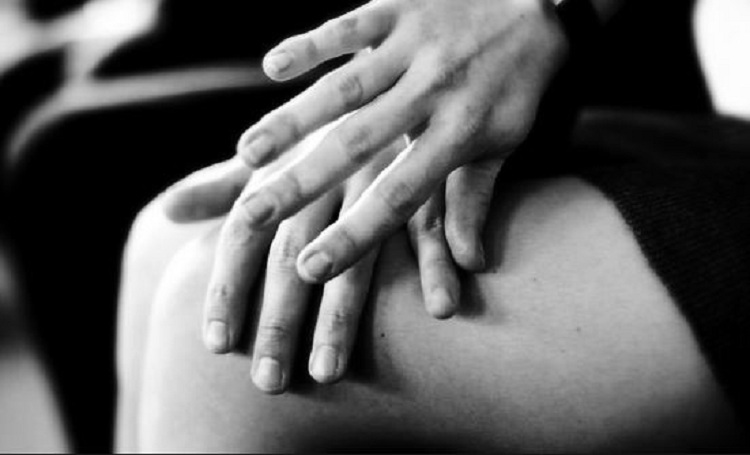 I kërkon 2 mijë euro shpërblim, i kishte ngacmuar gruan