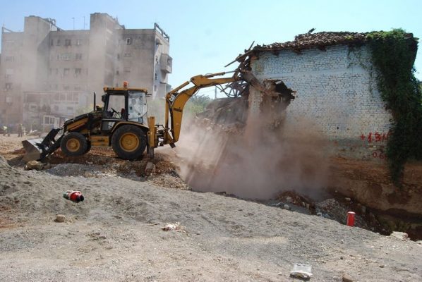 Vilat pas Hotel Tiranës u rrafshuan për t’u hapur rrugë kullave