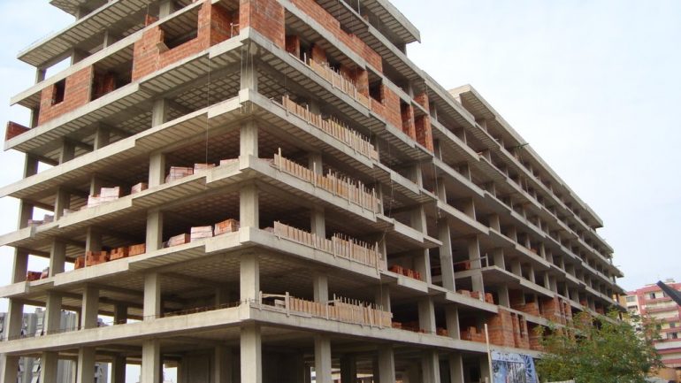 Bie nga lartësia gjatë punës, humb jetën 40-vjeçari nga Durrësi