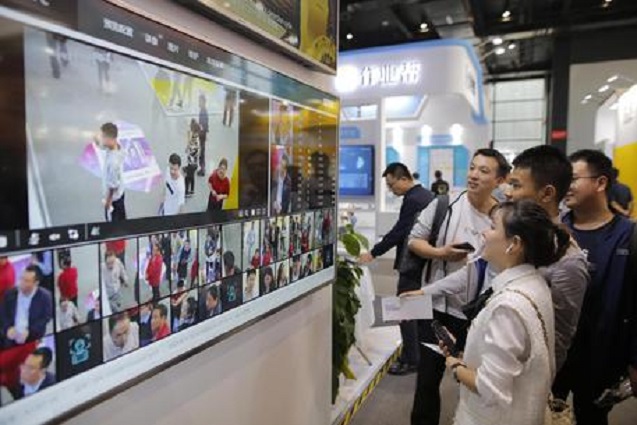 Autoritetet amerikane i shpallin “luftë” ndikuesve në mediat sociale