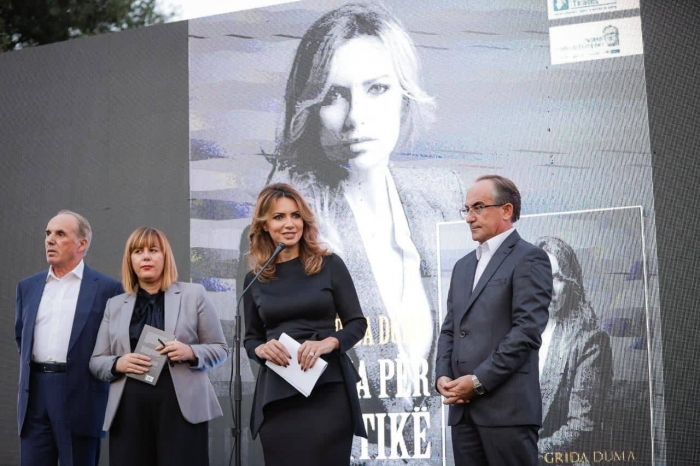 Mes figurave të njohura të medias dhe politikës, Grida Duma prezanton librin “Koha për Politikë”