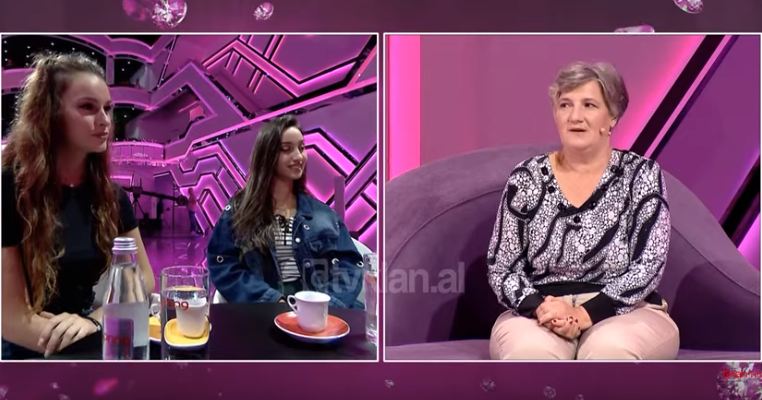 Mamaja “fanatike” nuk lejon vajzën të dalë nga shtëpia