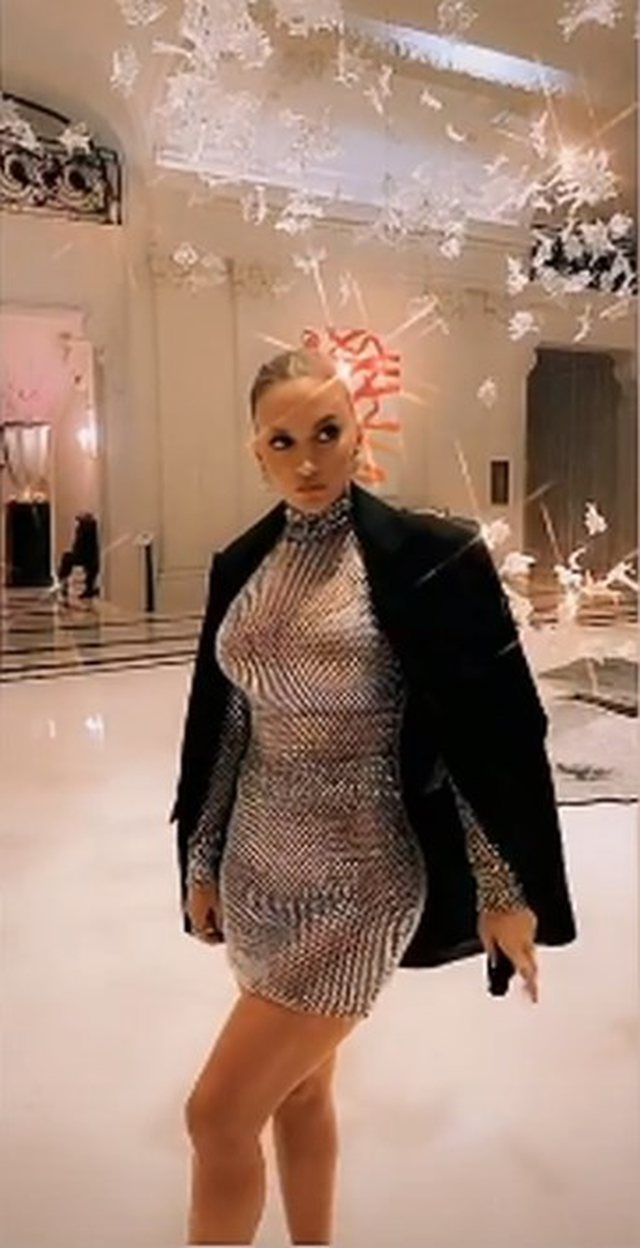 Sa ka kushtuar veshja me kristale e Lori Hoxhës në ditëlindjen e saj