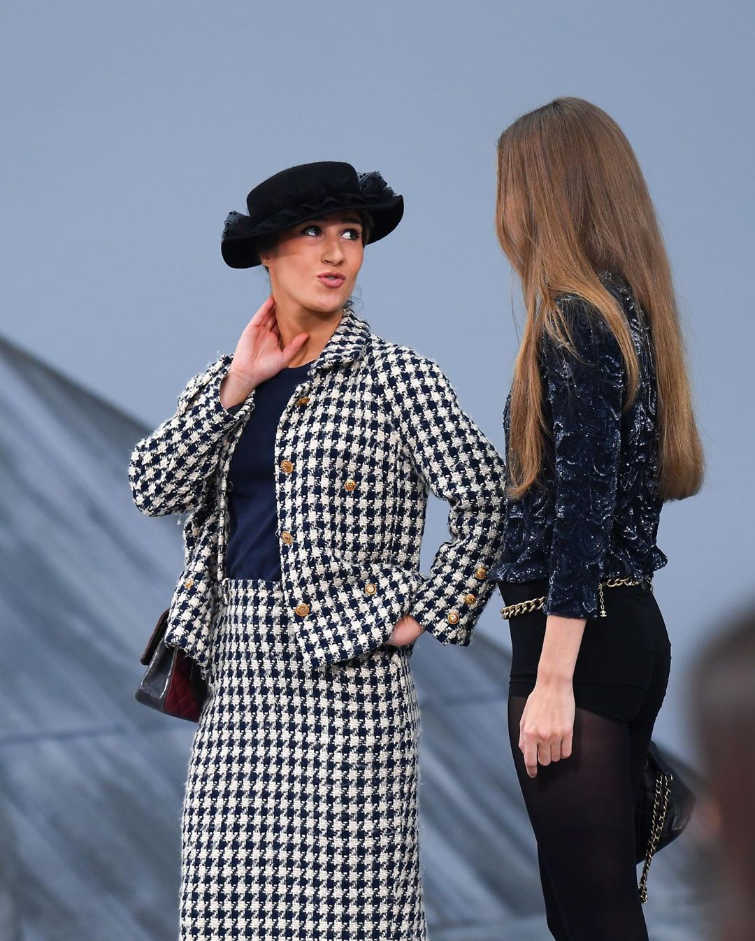 Një e paftuar ngjitet në sfilatën e Chanel, e dini çfarë bën Gigi?