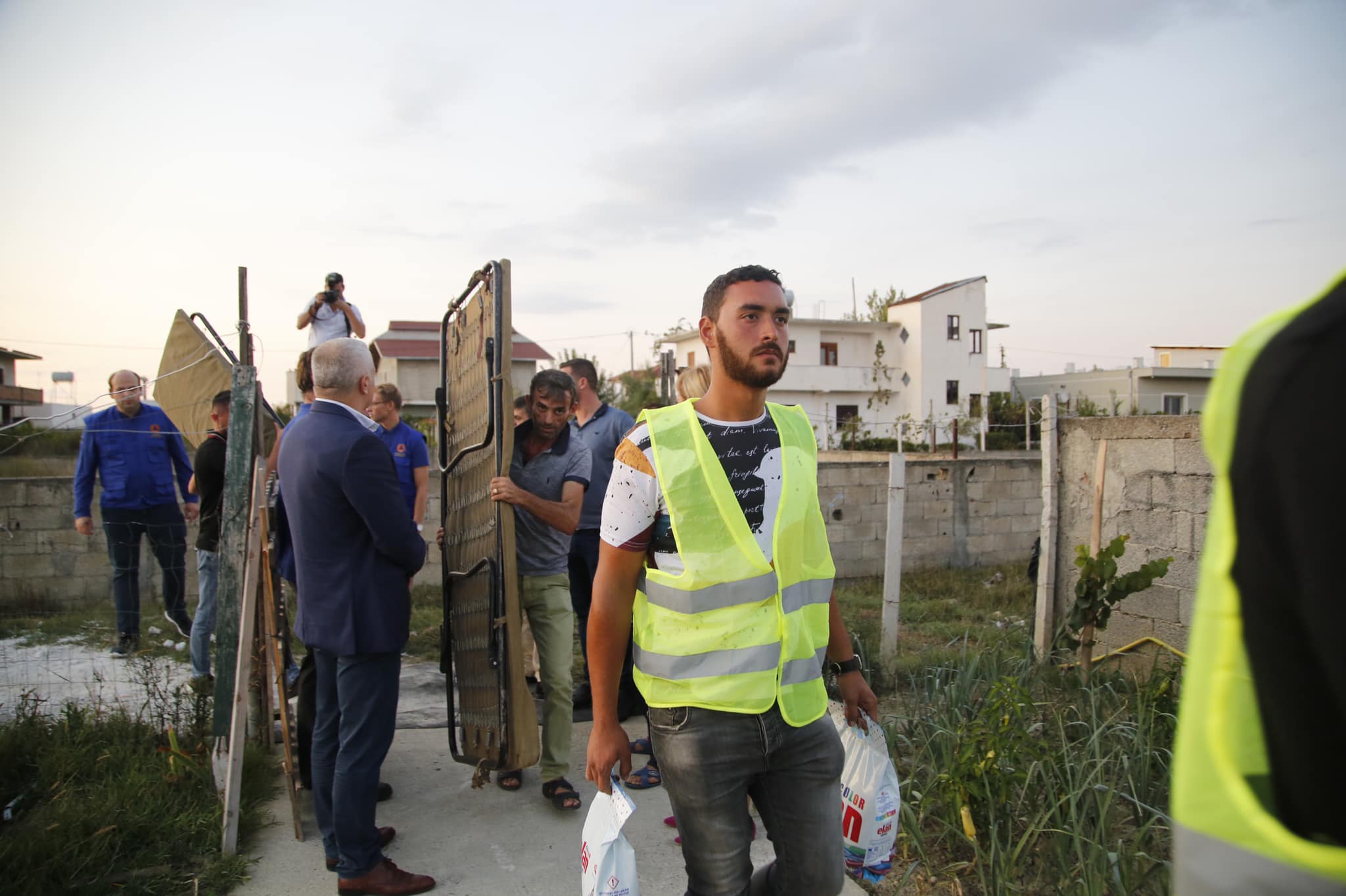 Ekspertët e huaj inspektime në “Durrësin e Ri”, shpërndajnë ndihma për të prekurit nga tërmeti