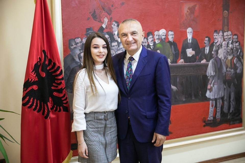 Ilir Meta pret fituesen e festivalit në Rusi, Inis Nezirin