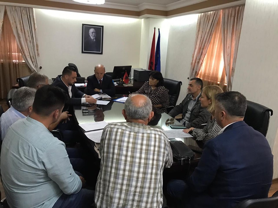 Ndërtimi i mbikalimit të Fllakës/ Takim në prefekturë mes kryebashkiakëve, inxhinierëve, biznesit dhe banorëve