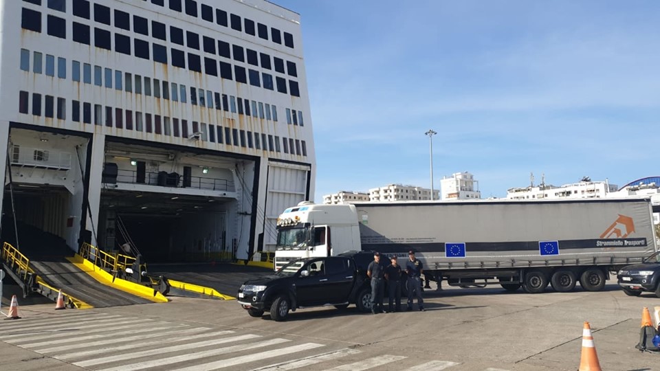 Tërmeti i 21 shtatorit/ Mbërrijnë në Durrës kamionë të mëdhenj me ndihma nga Italia