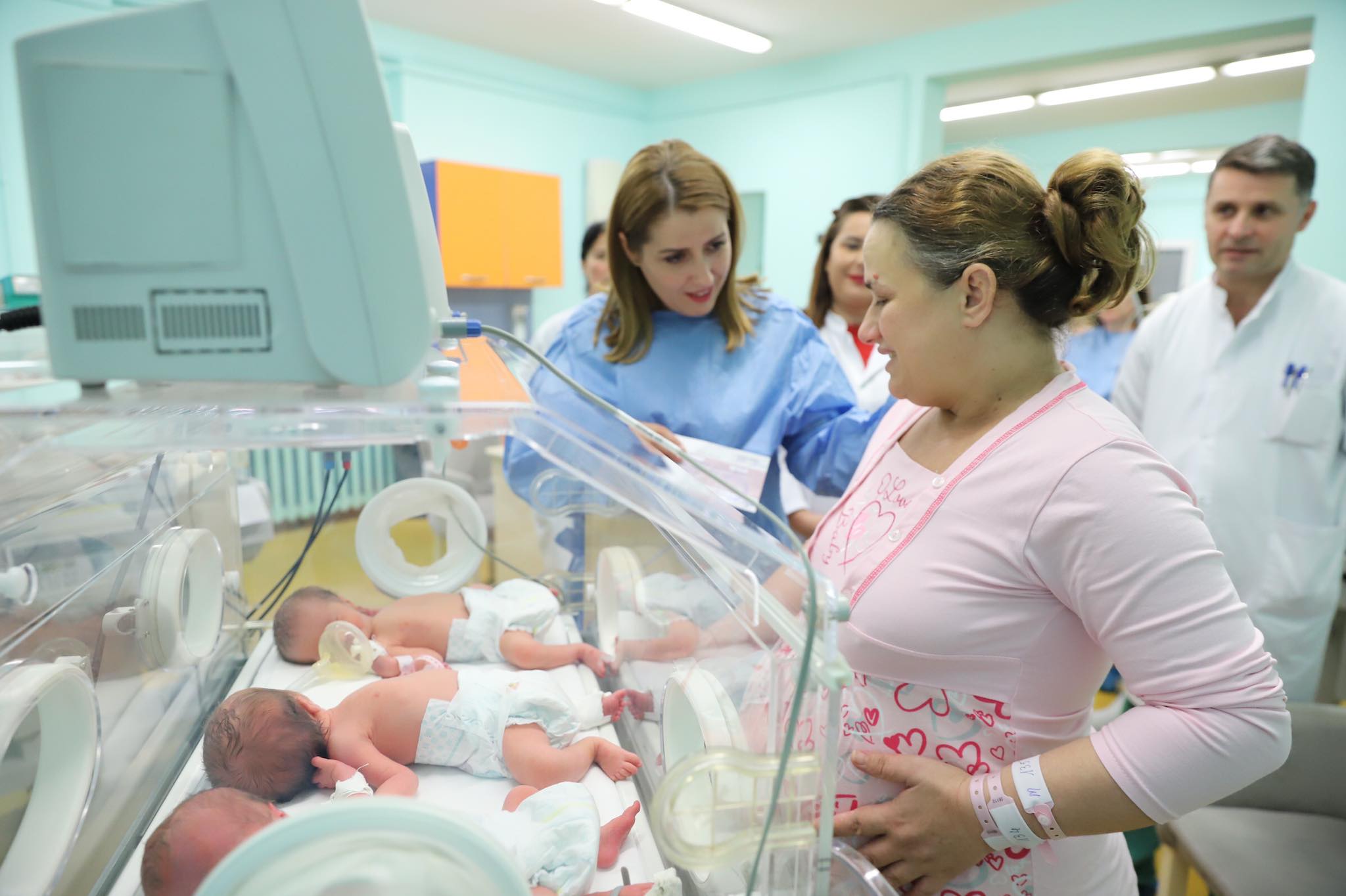 Lind trinjakë pas 15 vitesh martesë, Manastirliu i dorëzon çekun e bebes nënës së re
