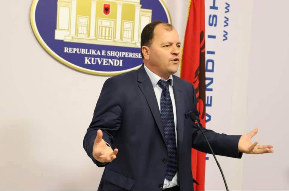 Maliqi thirrje shqiptarëve: Ngrihuni, fati i vendit është në rrezik nga bandat