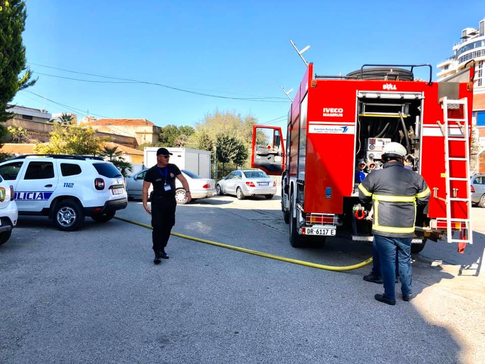 Bie zjarr në një banesë afër Portit, rrezikohet banorja, ndërhyn APD