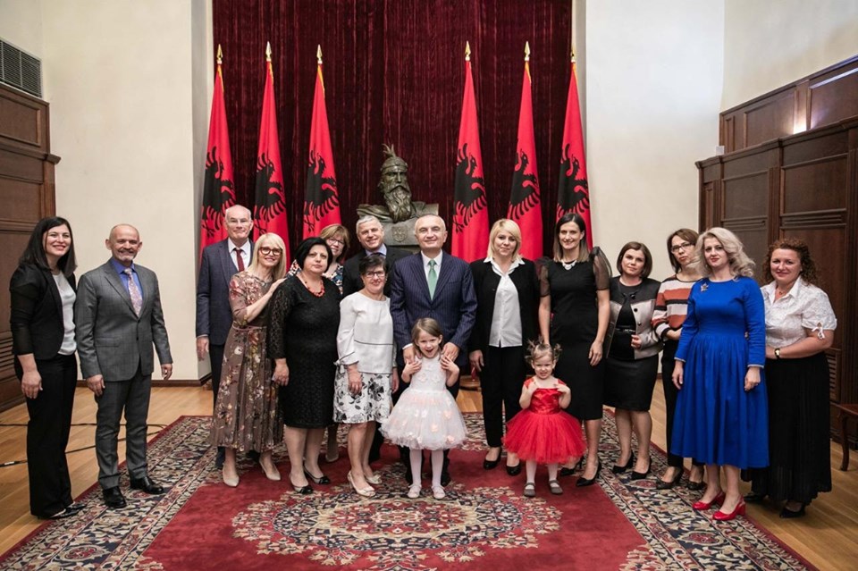 25 vite që hapi dyert për jetimët, Meta vlerëson Shtëpinë e Fëmijës me dekoratën “Nënë Tereza”