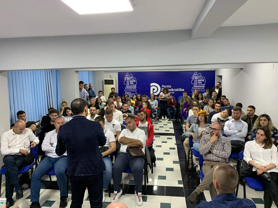 Durrës, të rinjtë e FRPD-së trajnohen si të bëjnë politikë edhe përmes rrjeteve sociale (FOTO)