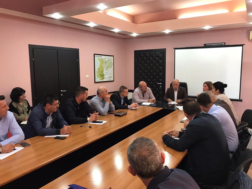 Dëmet nga tërmeti në Durrës, shtëpitë e pabanueshme në fokus të takimit në prefekturë  (FOTO)