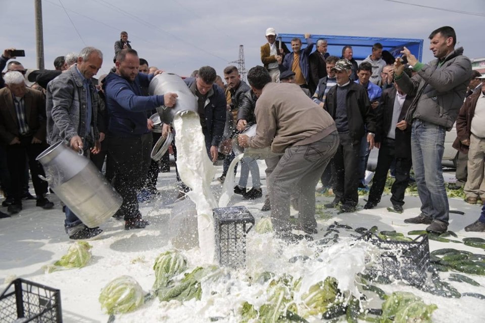 Çfarë dreqin nuk shkon në këtë vend që jemi katandisur kështu?