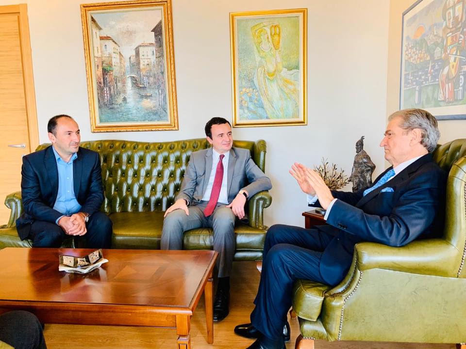 Albin Kurti i shkon në zyrë ish-kryeministrit Berisha, ja çfarë diskutuan