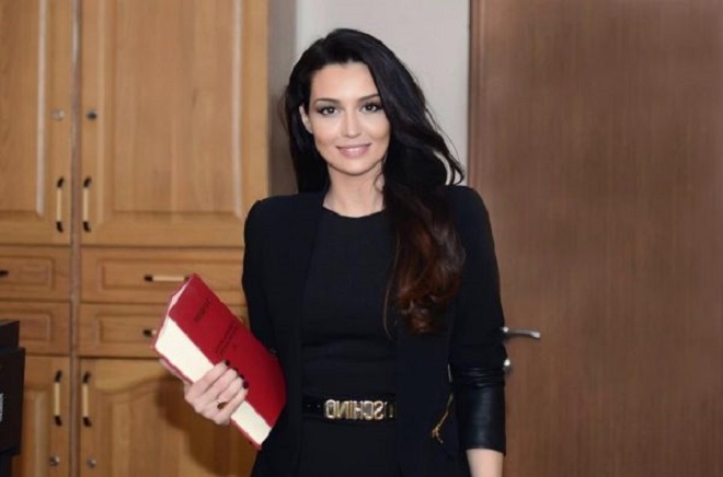 Nënë për herë të dytë, ish-zëdhënësja e PD-së shfaqet në super formë (FOTO)