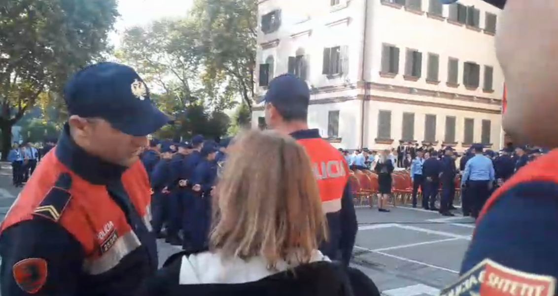 Forcat policore rrethim Teatrit; artistë dhe aktivistë “ngujohen” në godinë përgjatë natës