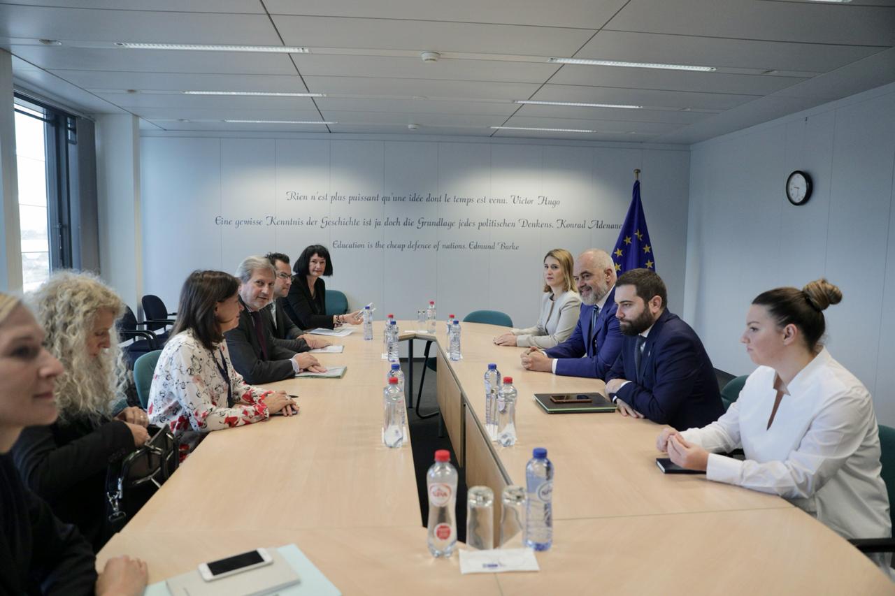 Hahn takon Ramën: Shqipëria i ka përmbushur detyrimet, të tjerat janë probleme të brendshme të BE-së