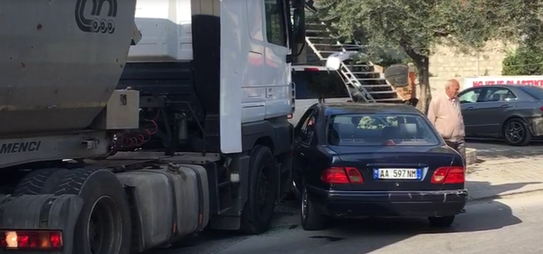 Kamioni përplaset me “Benz”-in, bllokohet trafiku