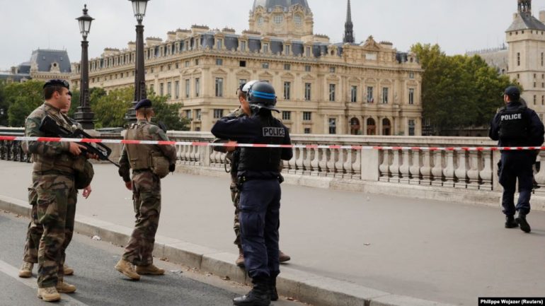 Një person vret 4 oficerë, ekzekutohet nga policia