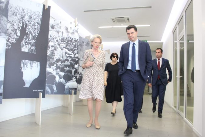 Basha pret në mesditë kryetaren e misionit të OSBE/ODIHR në Tiranë