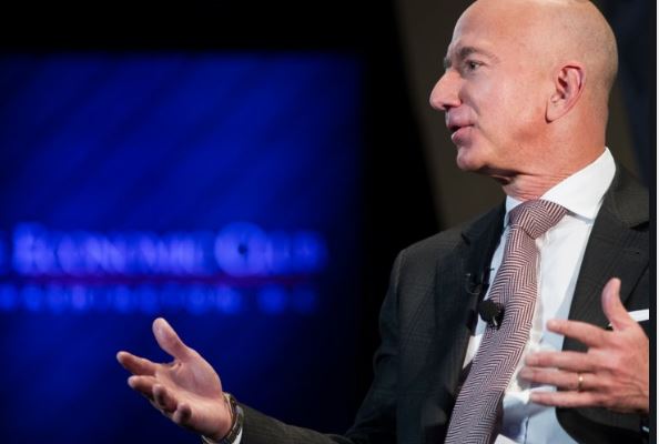 Jeff Bezos afër humbjes së titullit “Personi më i pasur në botë”