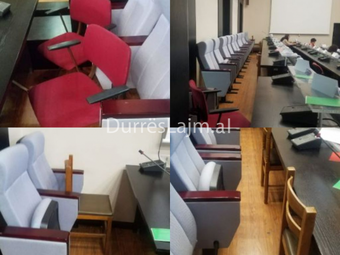 Salla e Këshillit Bashkiak Durrës në gjendje mjerane, por mungojnë edhe … këshilltarët! (FOTO)