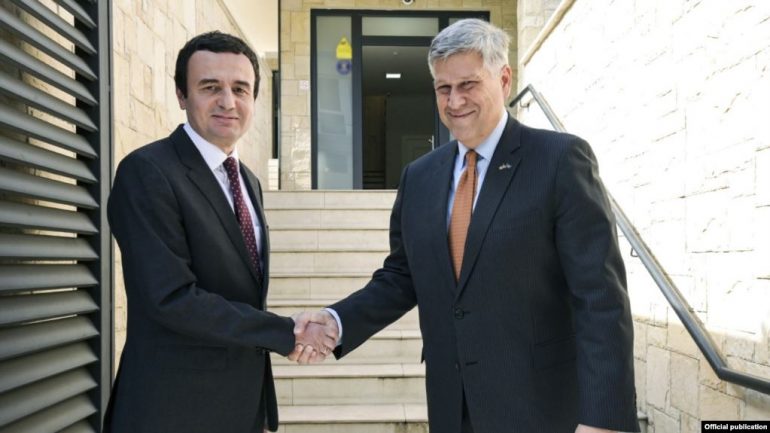 Ambasadori amerikan në Kosovë takon Albin Kurtin, zbardhen çështjet e diskutuara