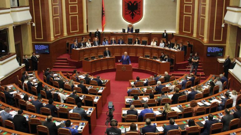 Kuvendi jep 7.5 milionë lekë në muaj për qiratë e deputetëve (EMRAT)