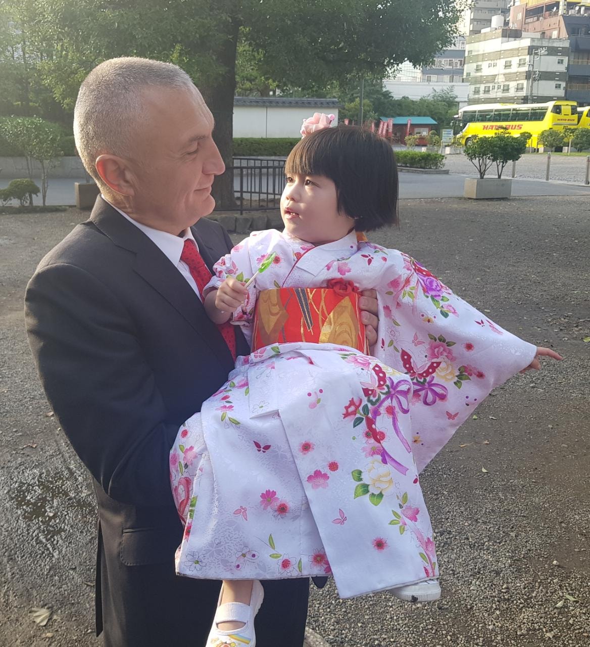 Meta mban në krahë vajzën japoneze: Fëmijët janë njësoj të mrekullueshëm në të gjithë botën!