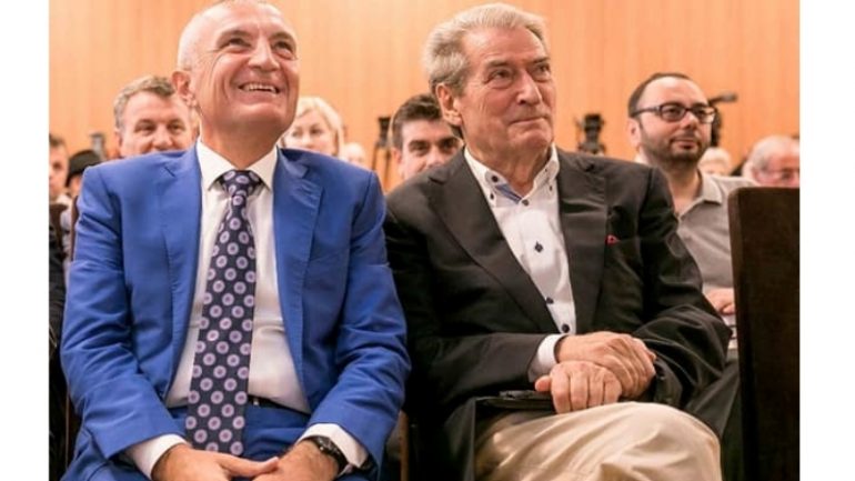 Meta buqetë me trëndafila të bardhë për Berishën: Për Ju ka vetëm një stinë, pranverë!