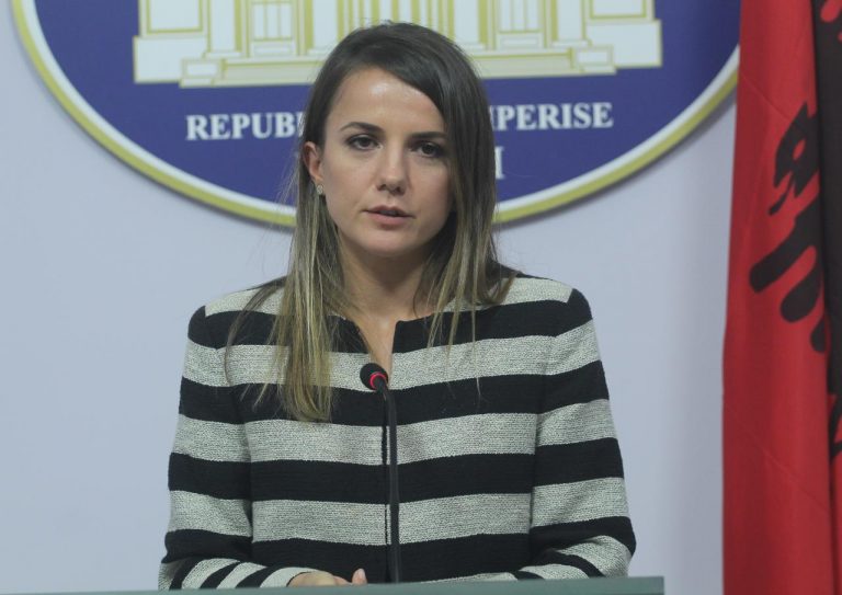 U kërcënua në zyrën e saj në Kuvend, merret në mbrojtje Rudina Hajdari