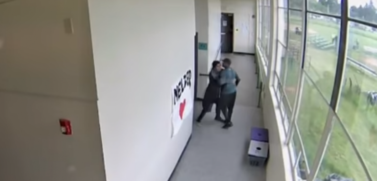 Parandalohet tragjedia/ Mësuesi përqafon nxënësin dhe i merr armën nga dora (VIDEO)