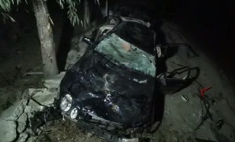 Një i vdekur dhe dy të plagosur rëndë, shkatërrohet makina pasi del nga rruga