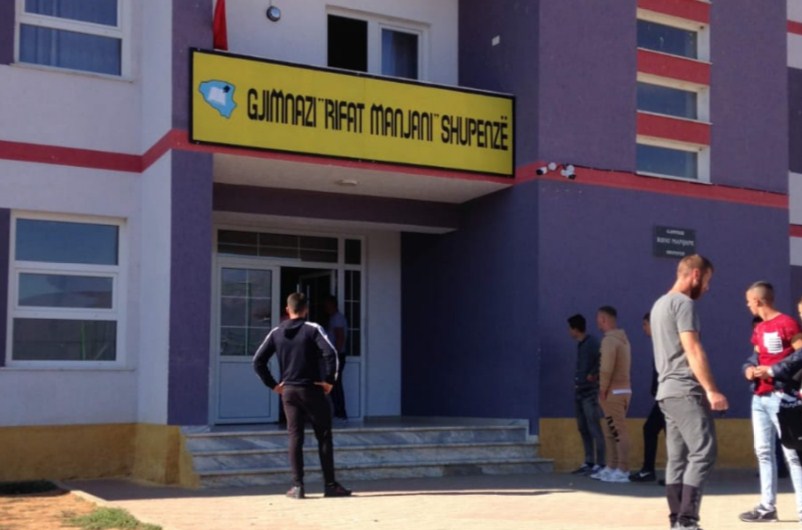 Helmohen 5 nxënës, nisen me urgjencë drejt spitalit