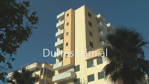 Ekspertë të huaj inspektojnë pallatin e dëmtuar nga tërmeti në Durrës (VIDEO)